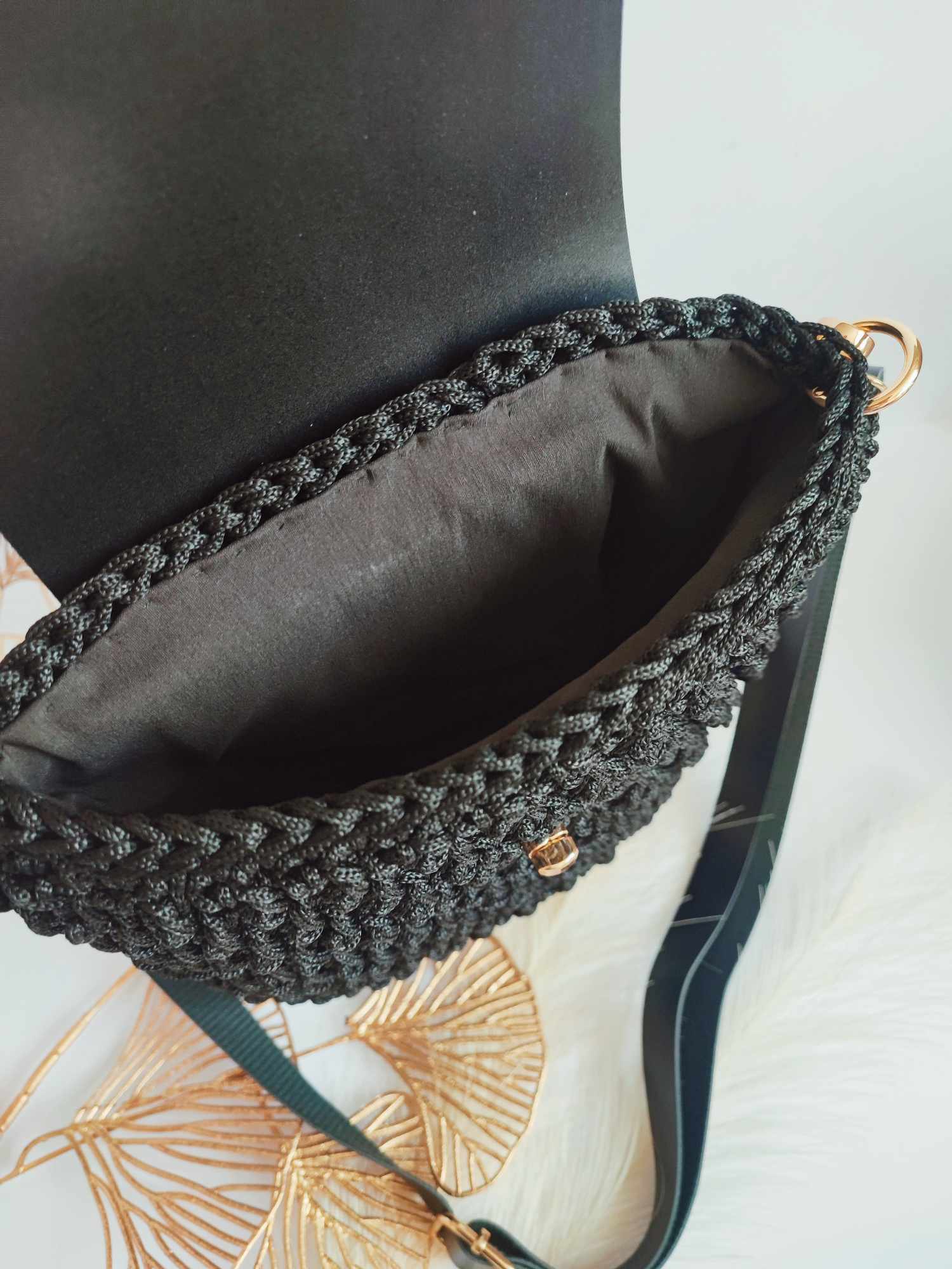 Sac Nina – Sac bandoulière en crochet noir et cuir vegan avec finitions dorées – Fait main