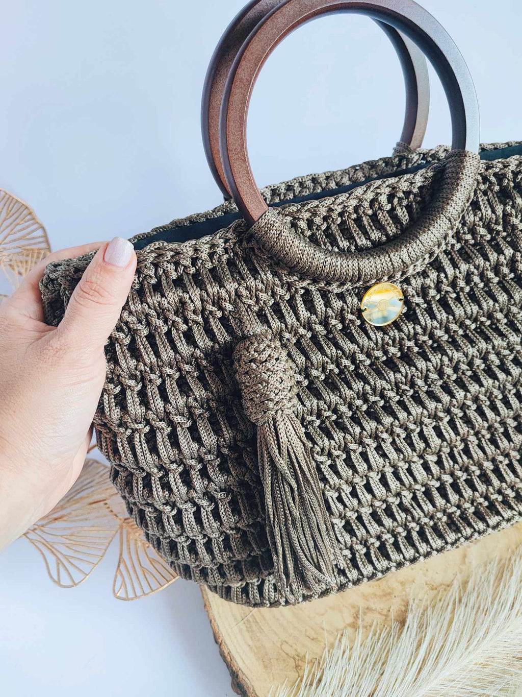 Sac Valentina – Élégance bohème en crochet kaki doré avec poignées bois
