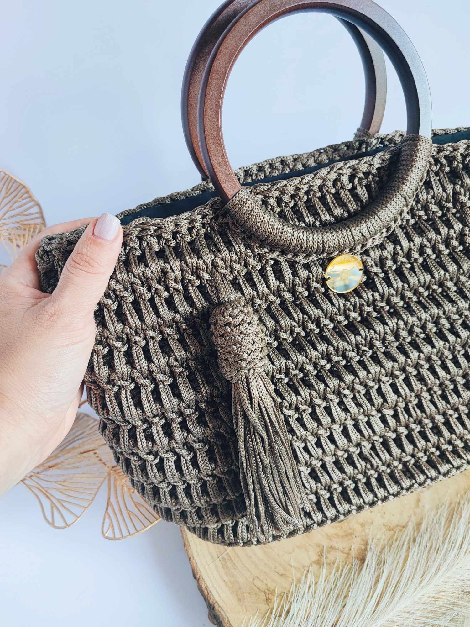 Sac Valentina – Élégance bohème en crochet kaki doré avec poignées bois
