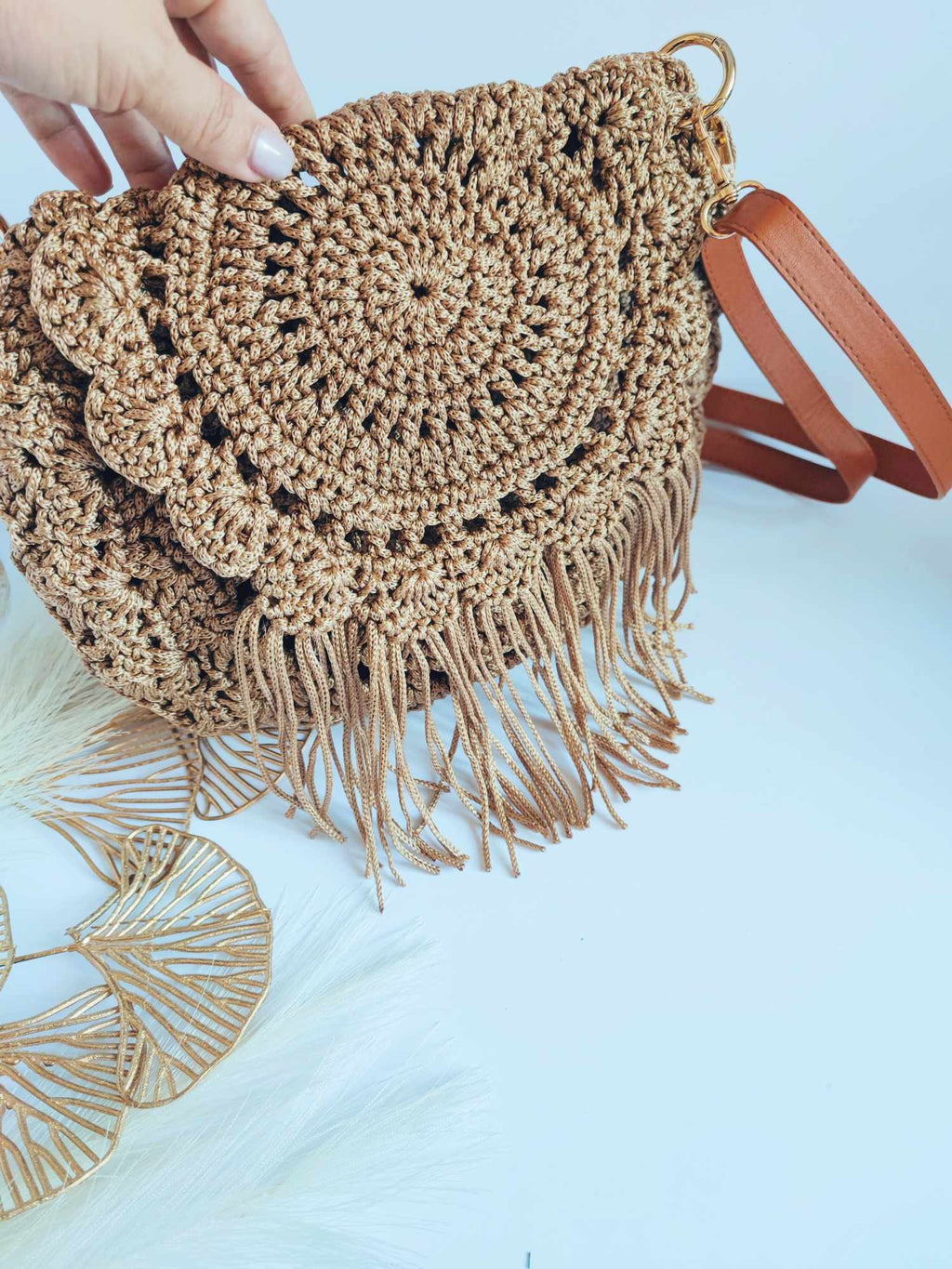 Sac Luma en crochet fait-main – style bohème avec franges, anse caramel et fermeture magnétique