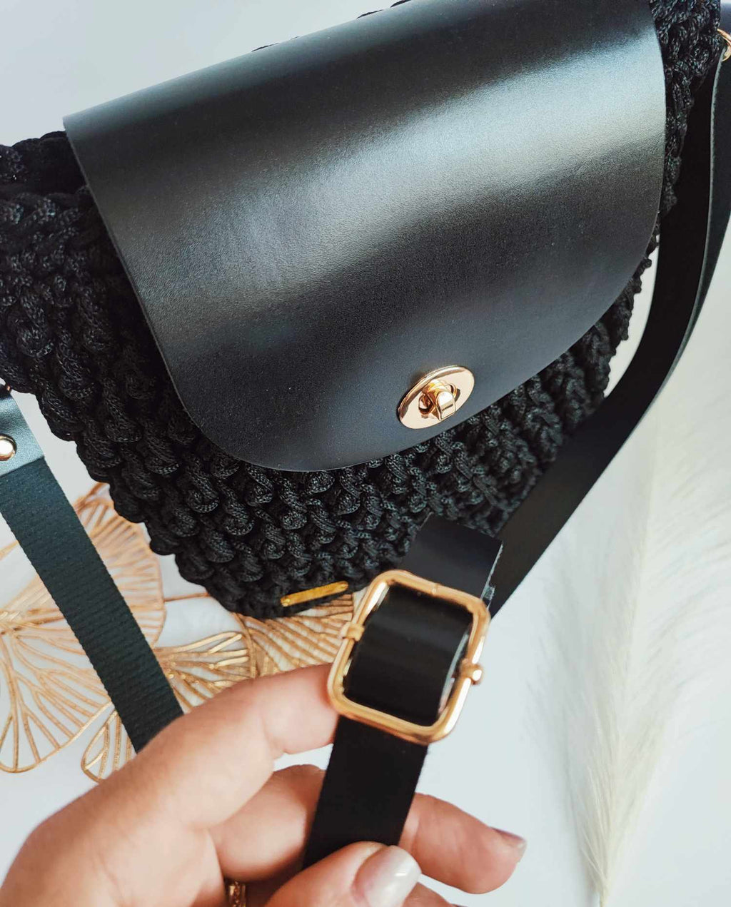 Sac Nina – Sac bandoulière en crochet noir et cuir vegan avec finitions dorées – Fait main