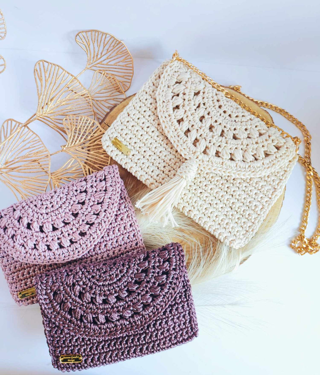 Sac Maya en crochet fait main – style bohème chic, rabat à pompon et chaîne dorée