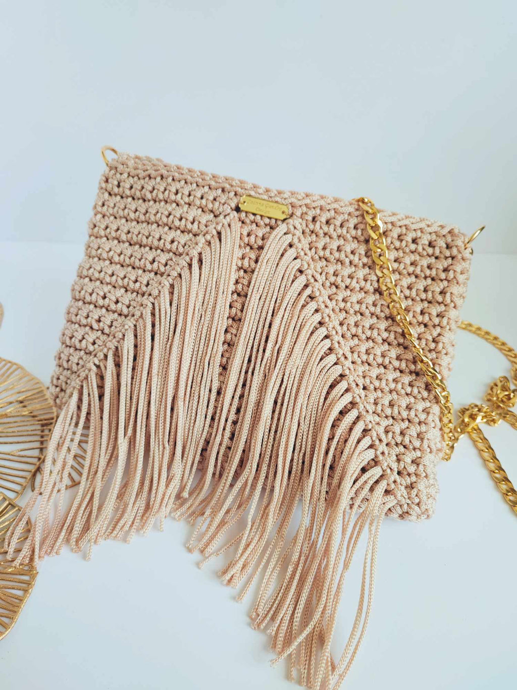 Sac Lara en crochet fait main – style bohème avec franges et chaîne dorée 120 cm