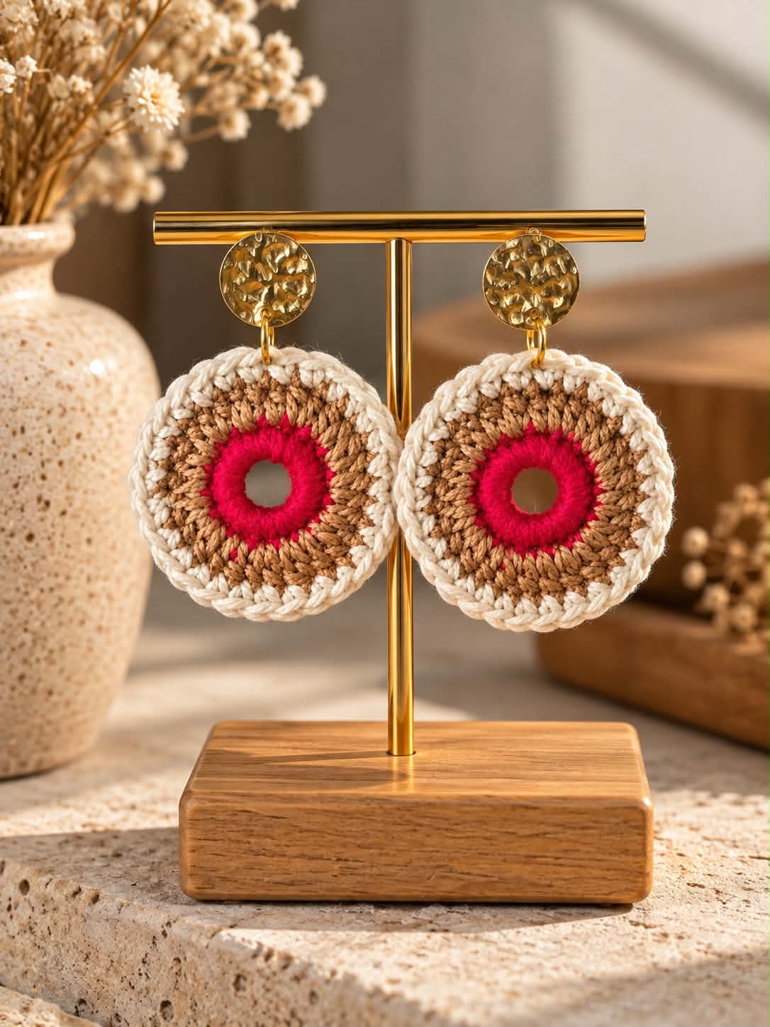 Boucles d’oreilles en crochet Nara – Rouge, camel & crème