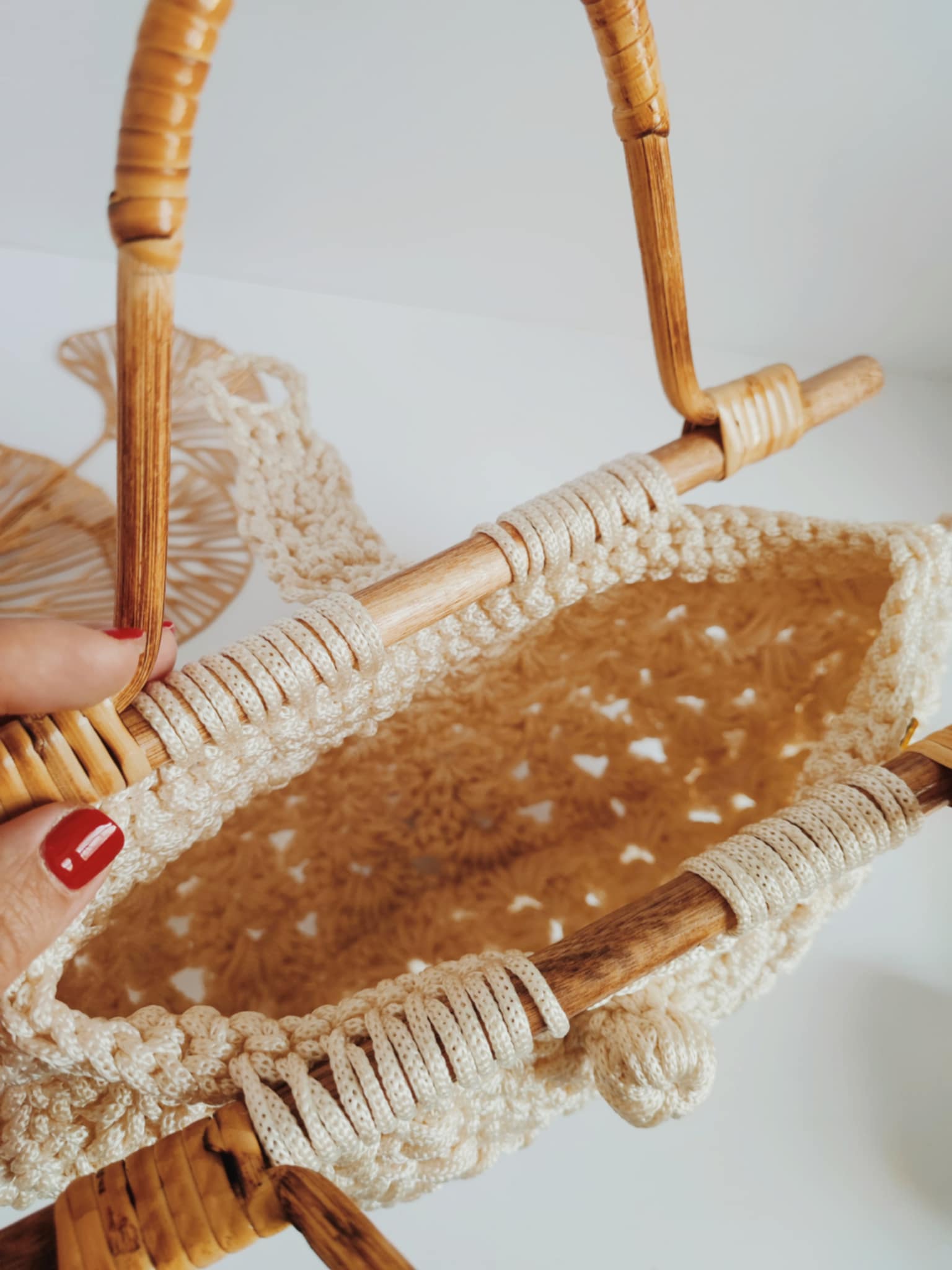 Sac Dalia – Élégance bohème en crochet beige avec anses en bambou naturel
