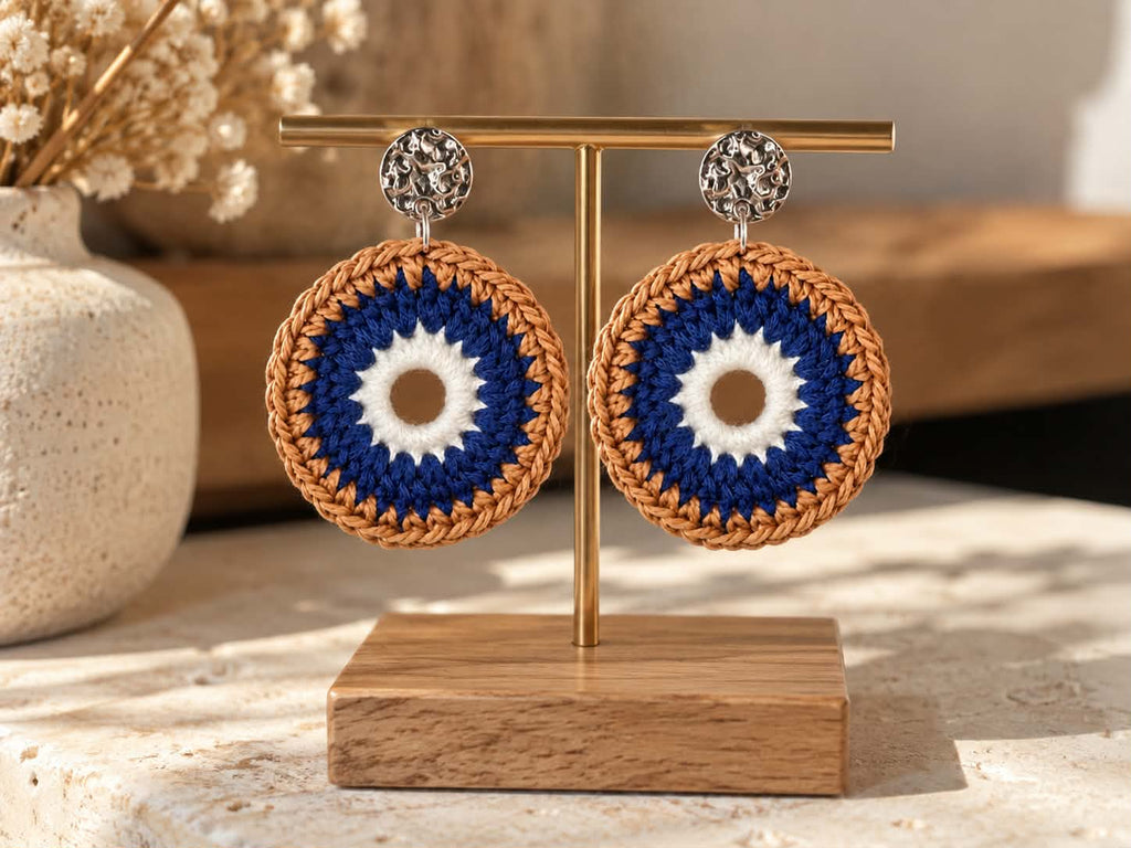 Boucles d’oreilles en crochet Nara – Bleu marine, blanc & camel