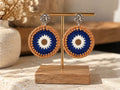 Boucles d’oreilles en crochet Nara – Bleu marine, blanc & camel