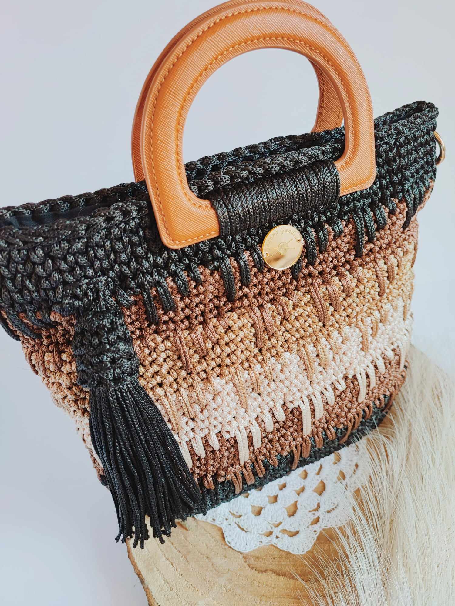 Sac Siena – sac à main crocheté à la main, tons noir, marron et beige avec anses en cuir végan