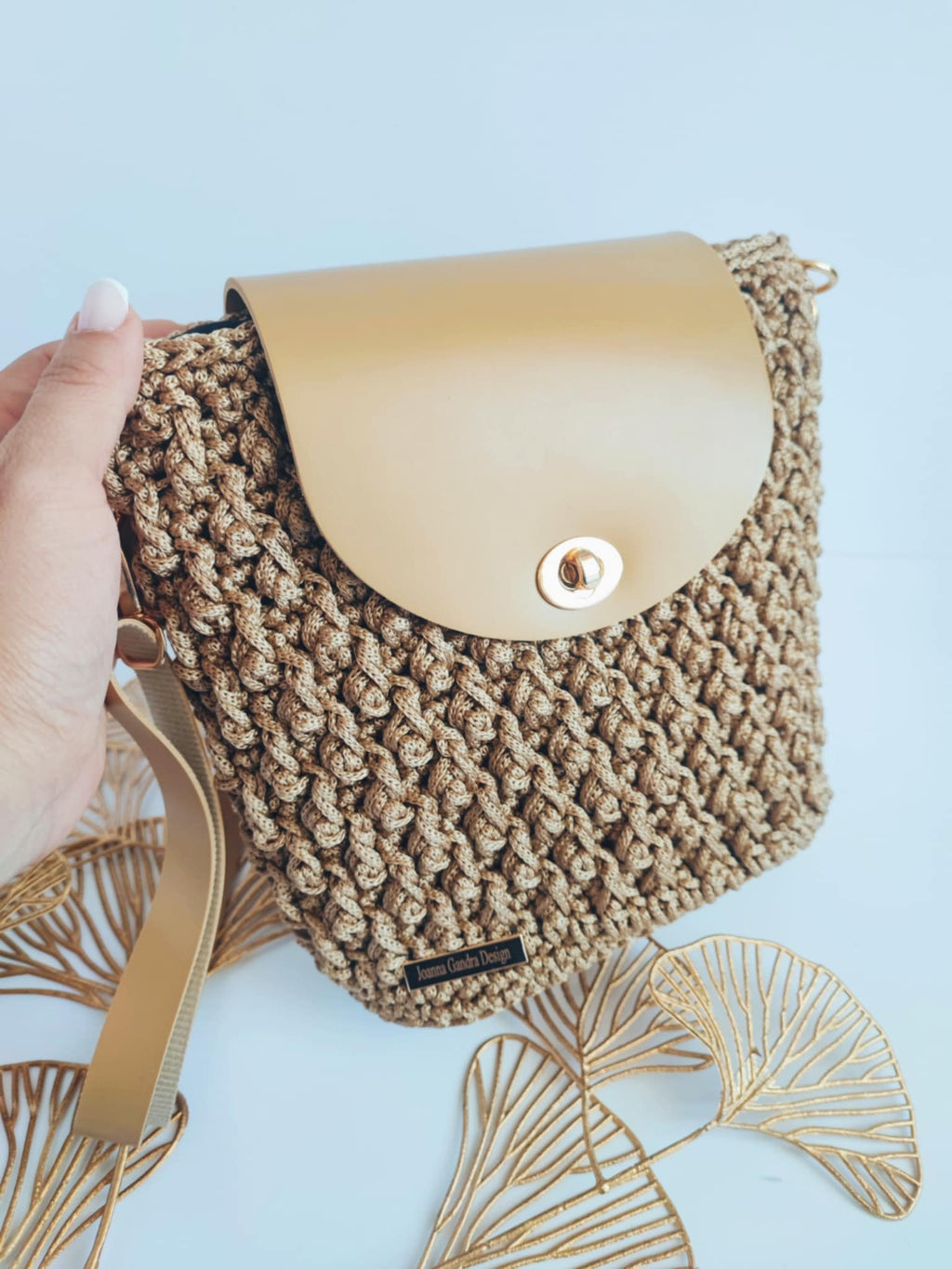 Sac Nina – Sac bandoulière en crochet beige doré avec cuir vegan et finitions dorées – Fait main