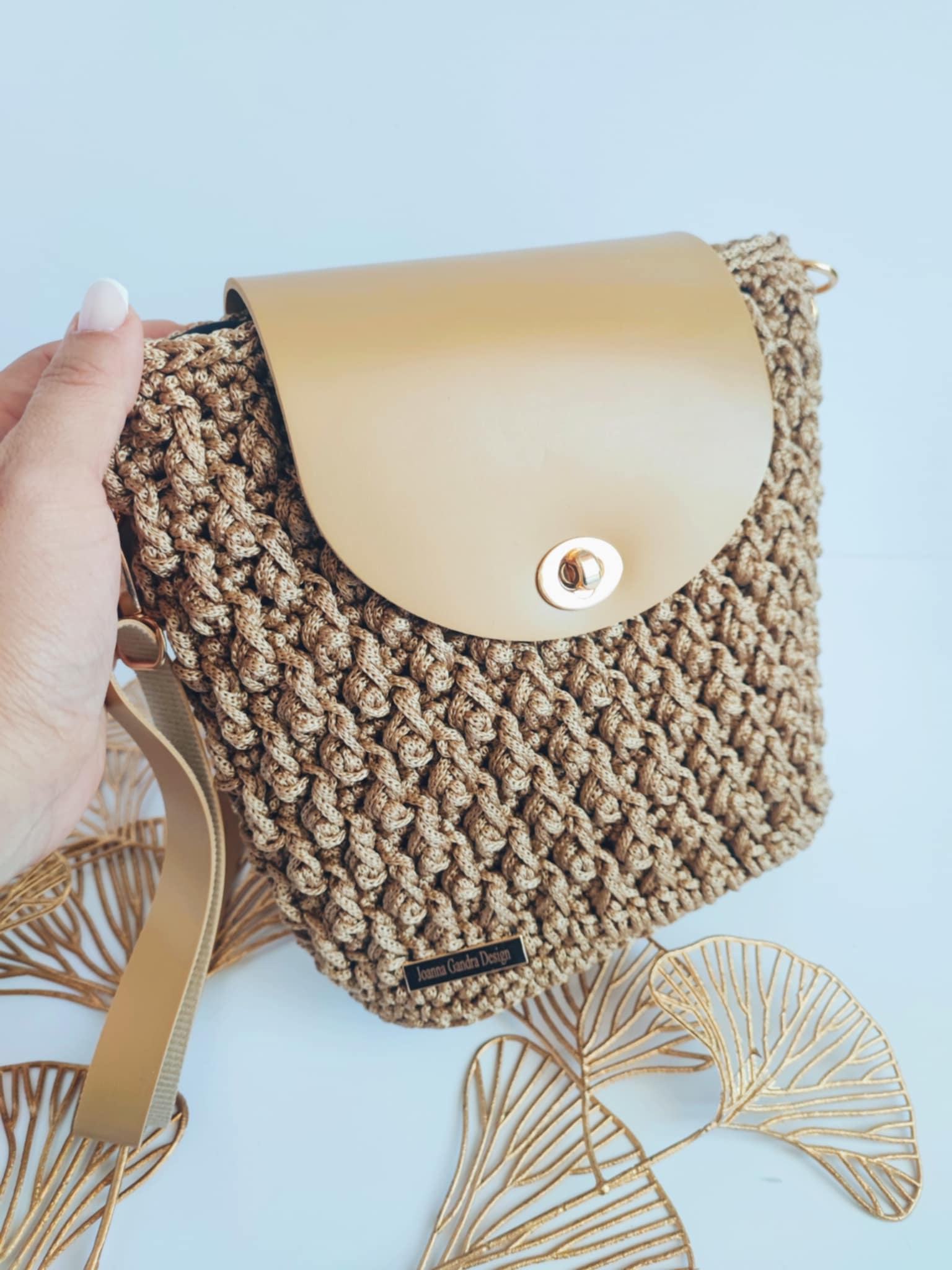 Sac Nina – Sac bandoulière en crochet beige doré avec cuir vegan et finitions dorées – Fait main