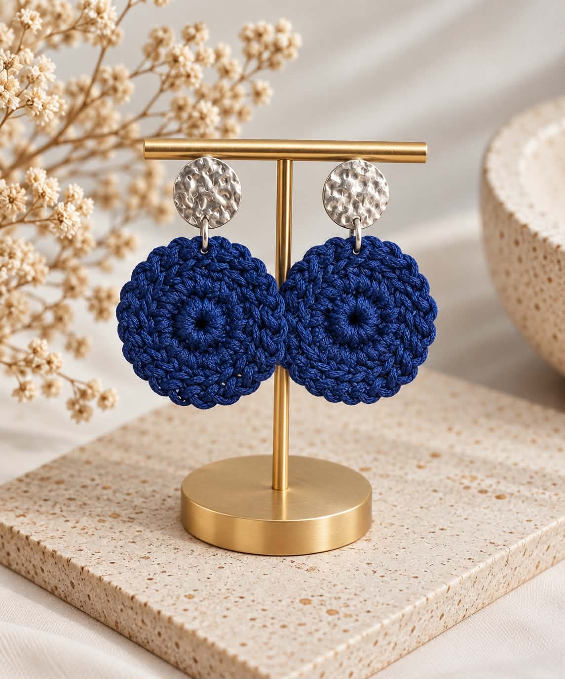 Boucles d’oreilles en crochet Lou – Bleu marine, fait main