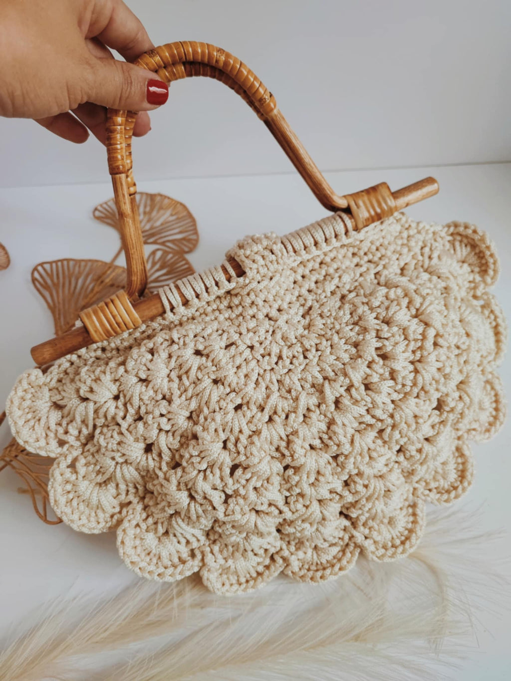 Sac Dalia – Élégance bohème en crochet beige avec anses en bambou naturel
