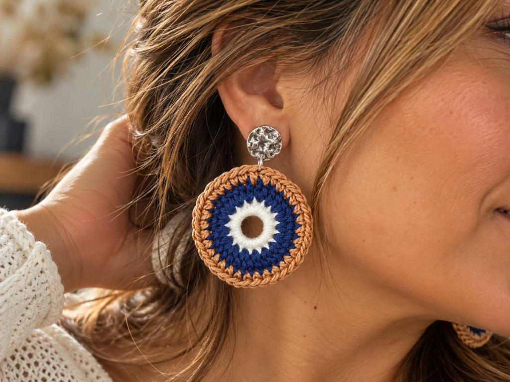 Boucles d’oreilles en crochet Nara – Bleu marine, blanc & camel