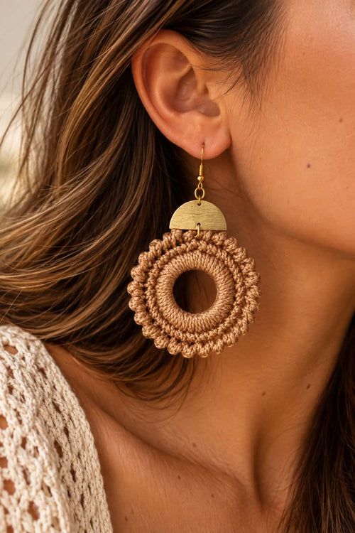 Boucles d’oreilles Dara – Crochet camel & doré, fait main