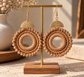 Boucles d’oreilles Dara – Crochet camel & doré, fait main