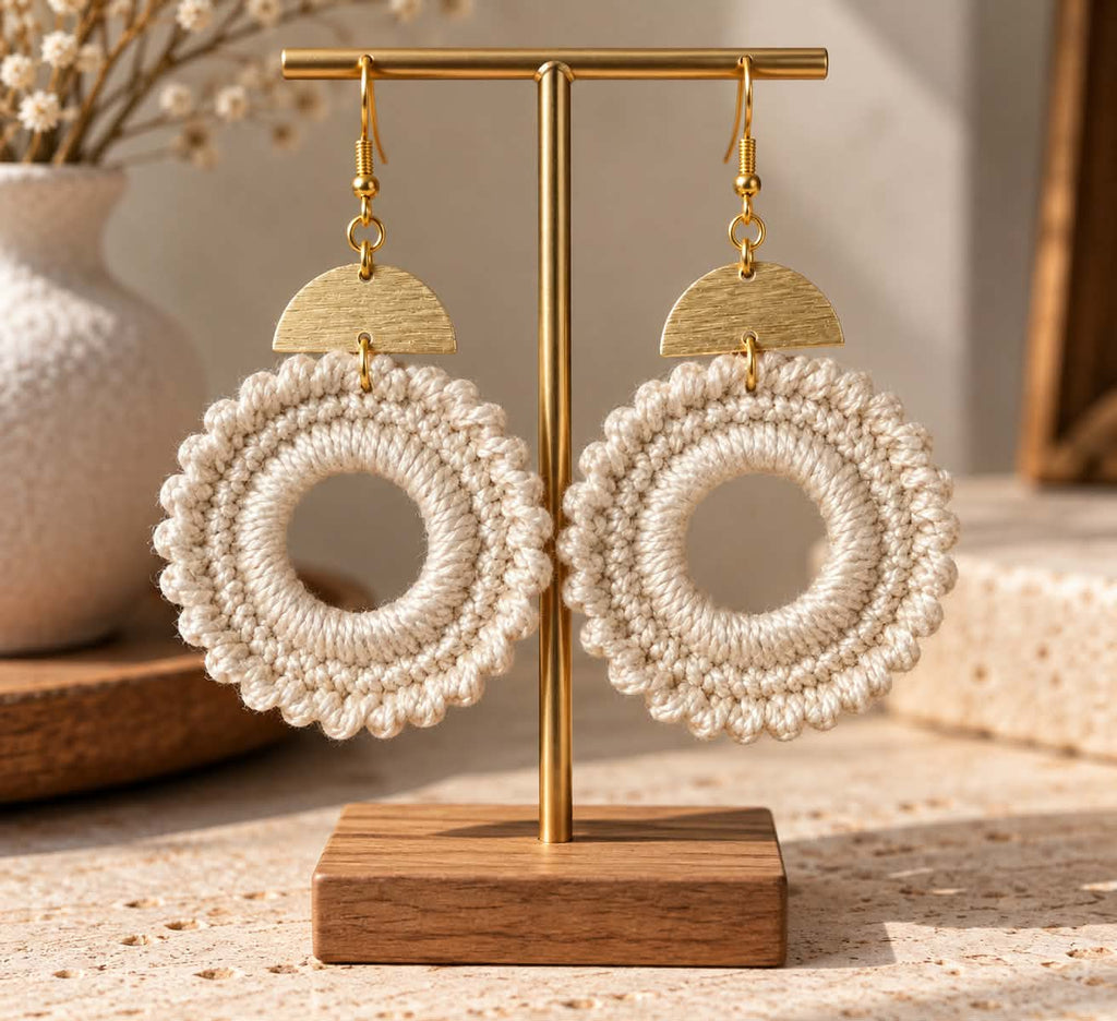 Boucles d’oreilles Dara – Crochet écru & doré, fait main