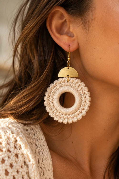 Boucles d’oreilles Dara – Crochet écru & doré, fait main