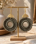 Boucles d’oreilles Dara – Crochet kaki & doré, fait main