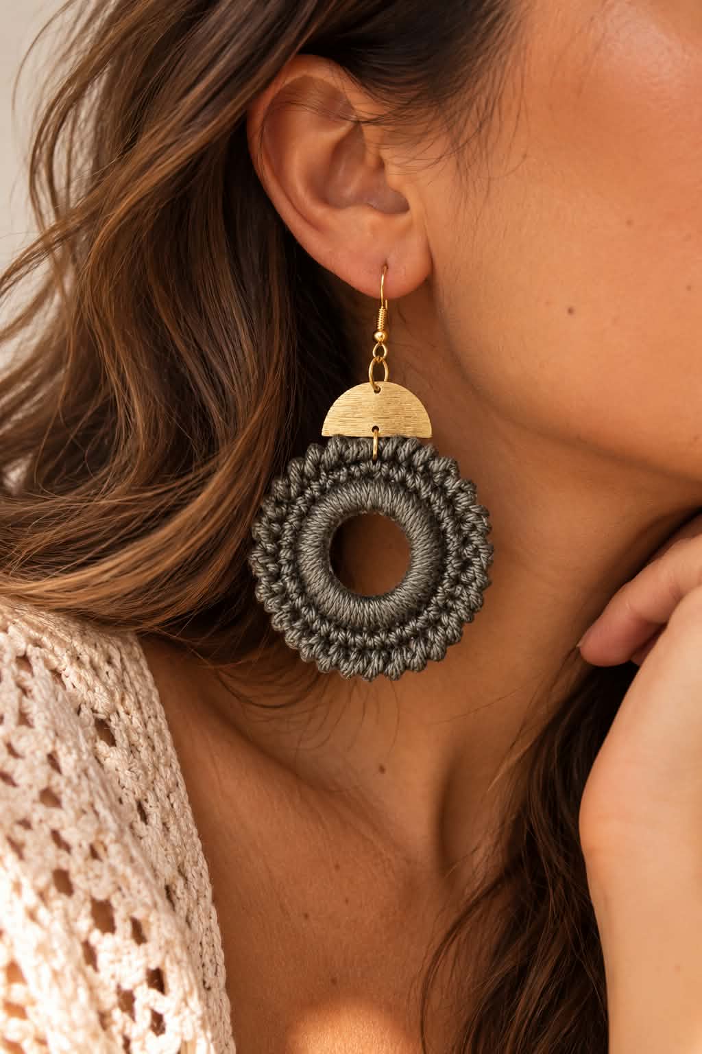 Boucles d’oreilles Dara – Crochet kaki & doré, fait main