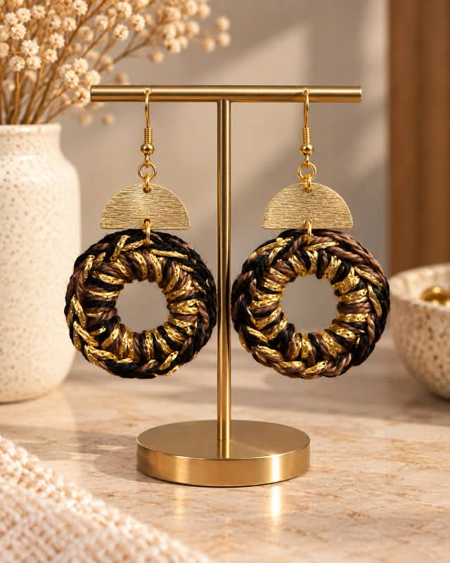 Boucles d’oreilles en crochet Dara – Marron, noir & doré, fait main