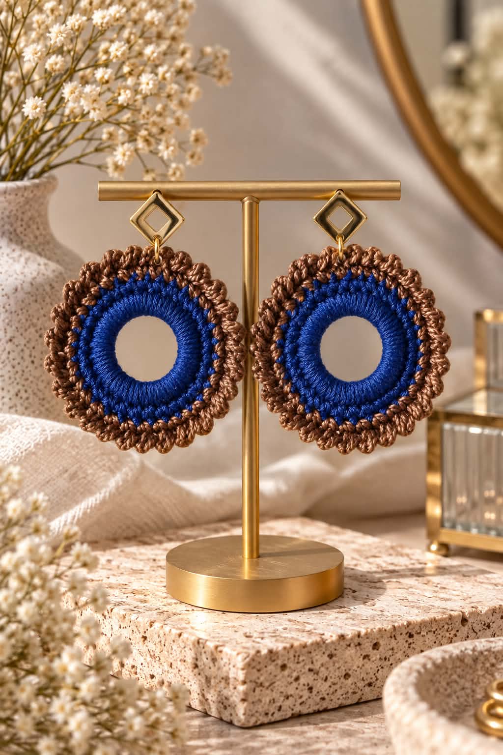 Boucles d’oreilles en crochet Muse – Bleu marine & brun, fait main