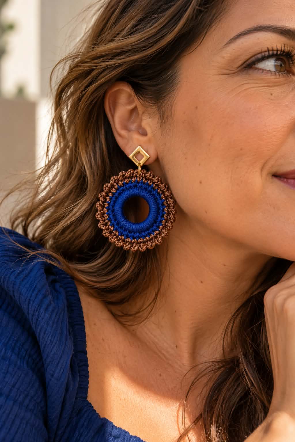 Boucles d’oreilles en crochet Muse – Bleu marine & brun, fait main