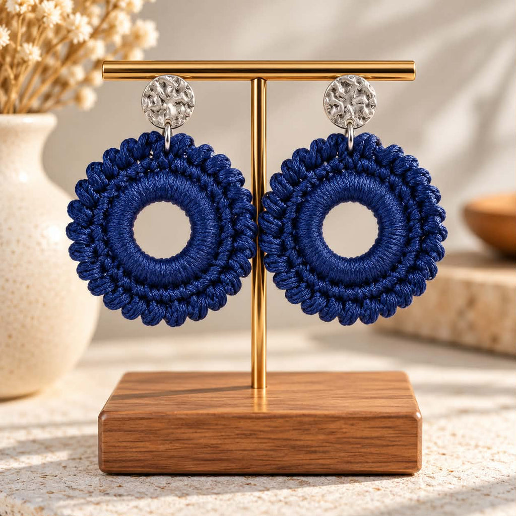 Boucles d’oreilles en crochet Muse – Bleu marine, fait main