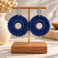 Boucles d’oreilles en crochet Muse – Bleu marine, fait main