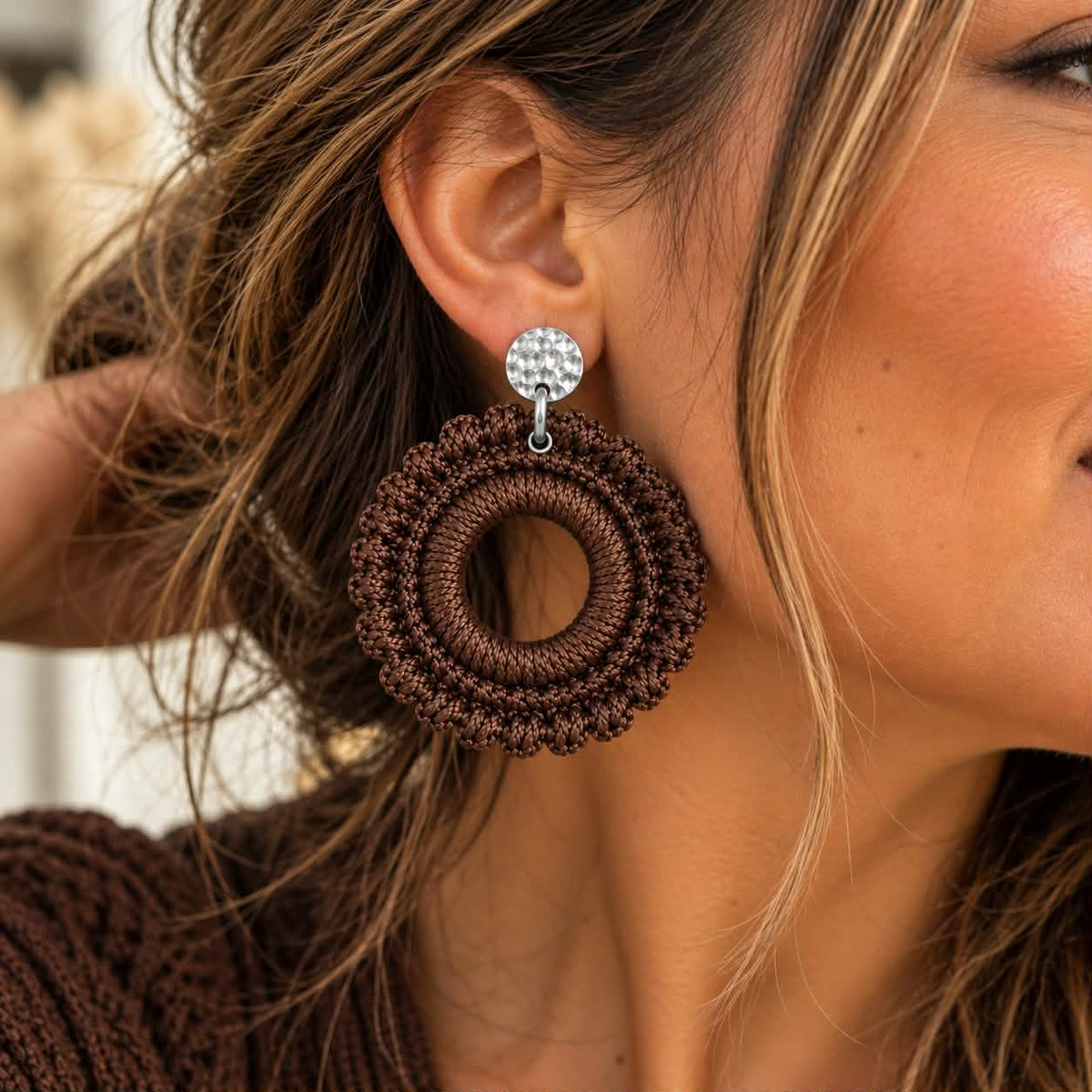 Boucles d’oreilles en crochet Muse – Marron, fait main