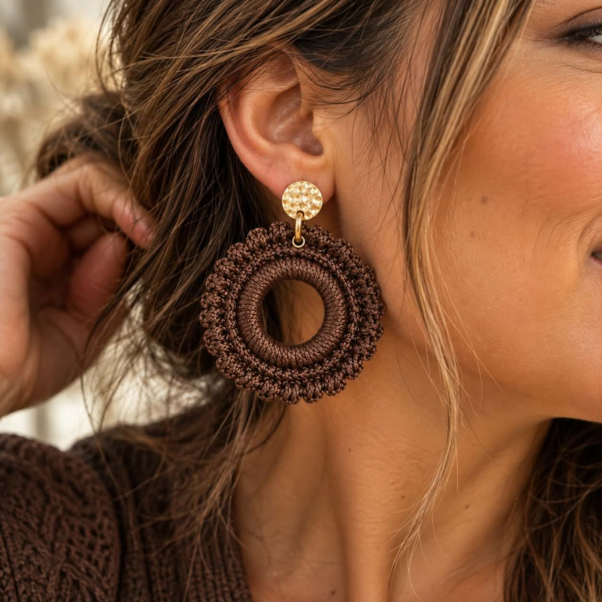 Boucles d’oreilles en crochet Muse – Marron, fait main