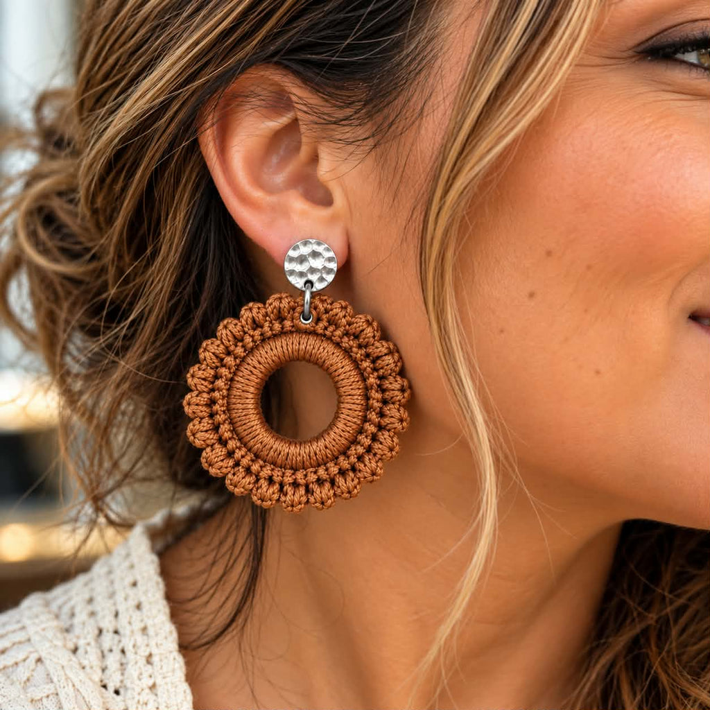 Boucles d’oreilles en crochet Muse – Camel, fait main