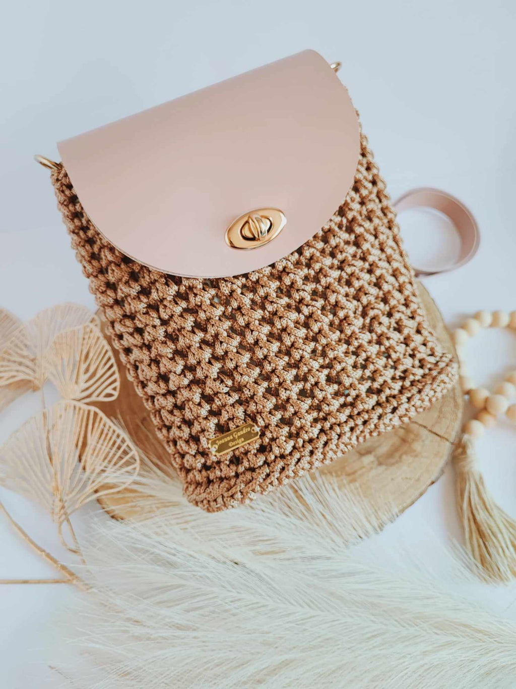 Sac Lina – Sac bandoulière en crochet camel et cuir vegan rose poudré – Fait main