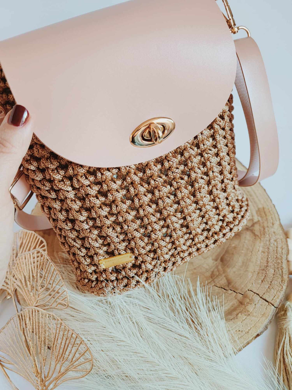 Sac Lina – Sac bandoulière en crochet camel et cuir vegan rose poudré – Fait main