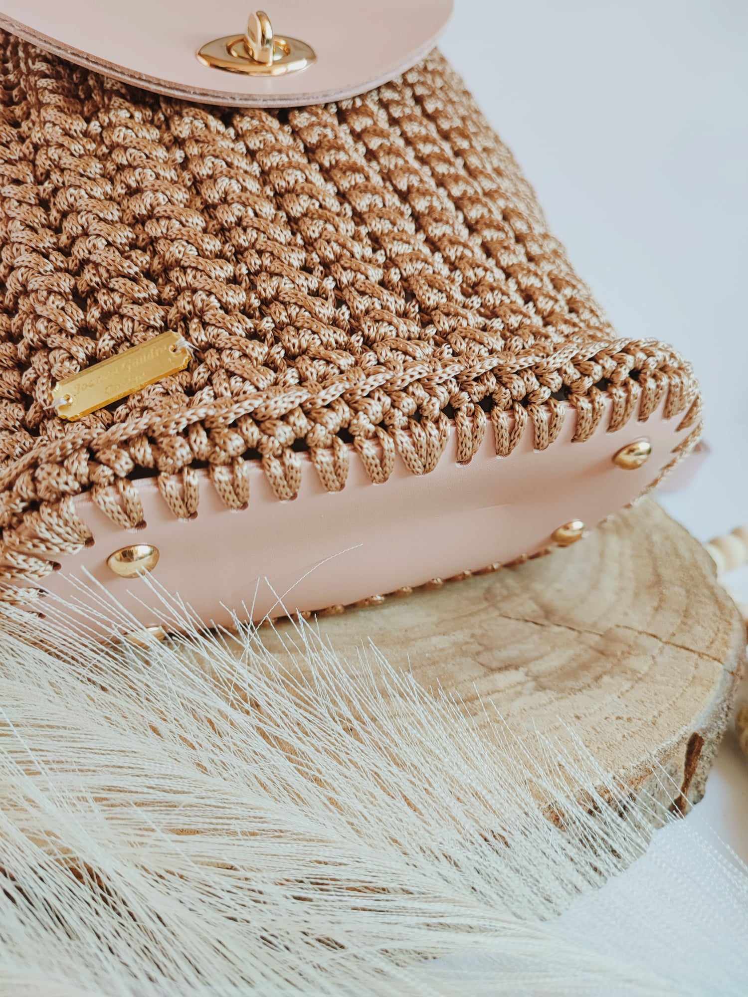 Sac Lina – Sac bandoulière en crochet camel et cuir vegan rose poudré – Fait main