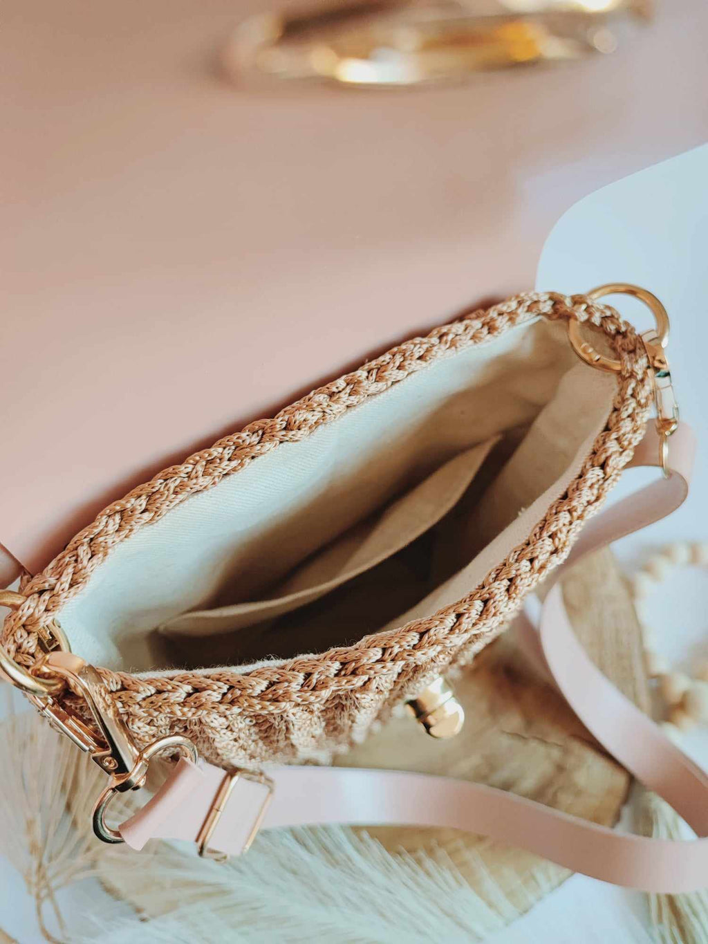 Sac Lina – Sac bandoulière en crochet camel et cuir vegan rose poudré – Fait main