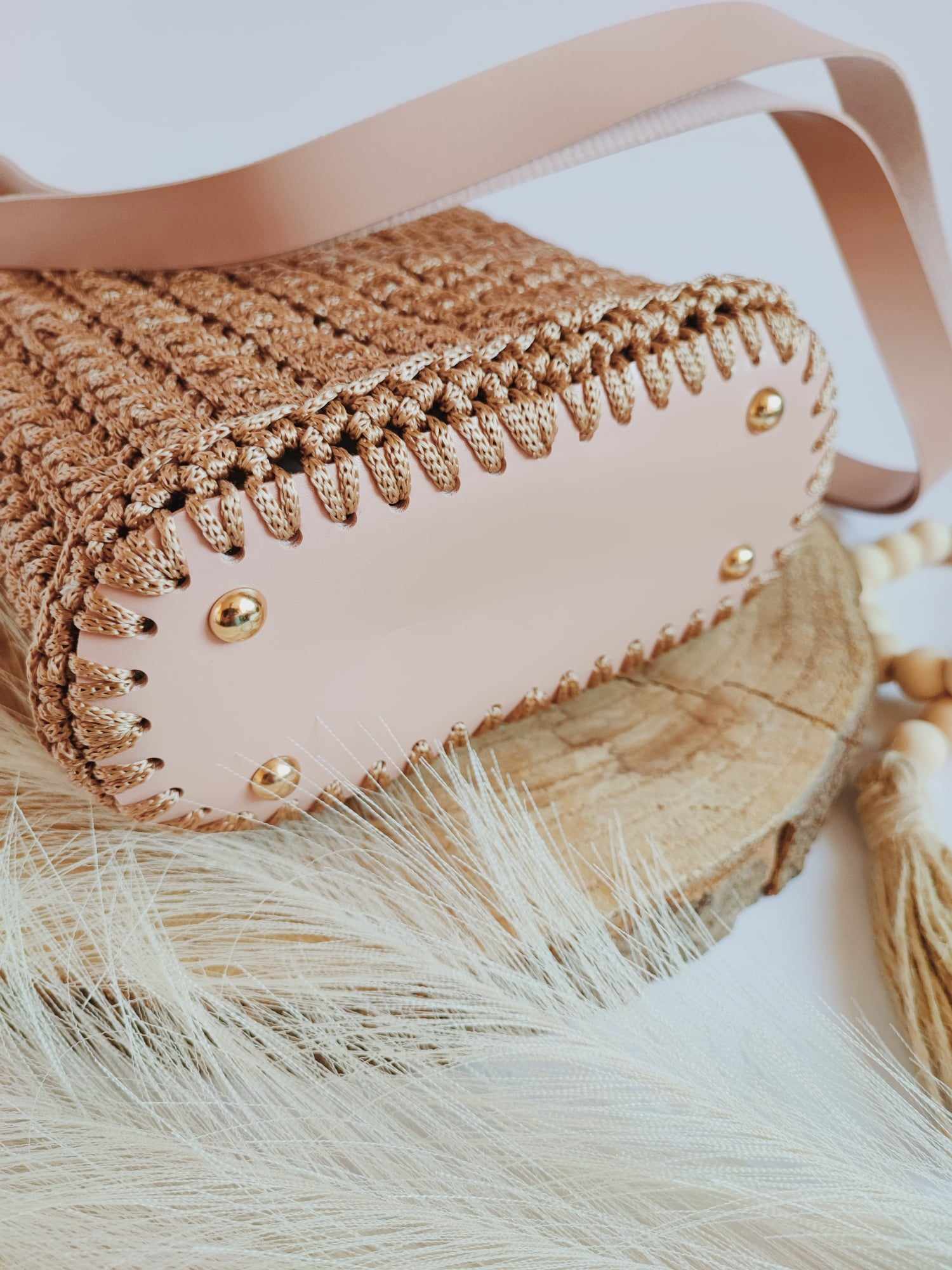 Sac Lina – Sac bandoulière en crochet camel et cuir vegan rose poudré – Fait main