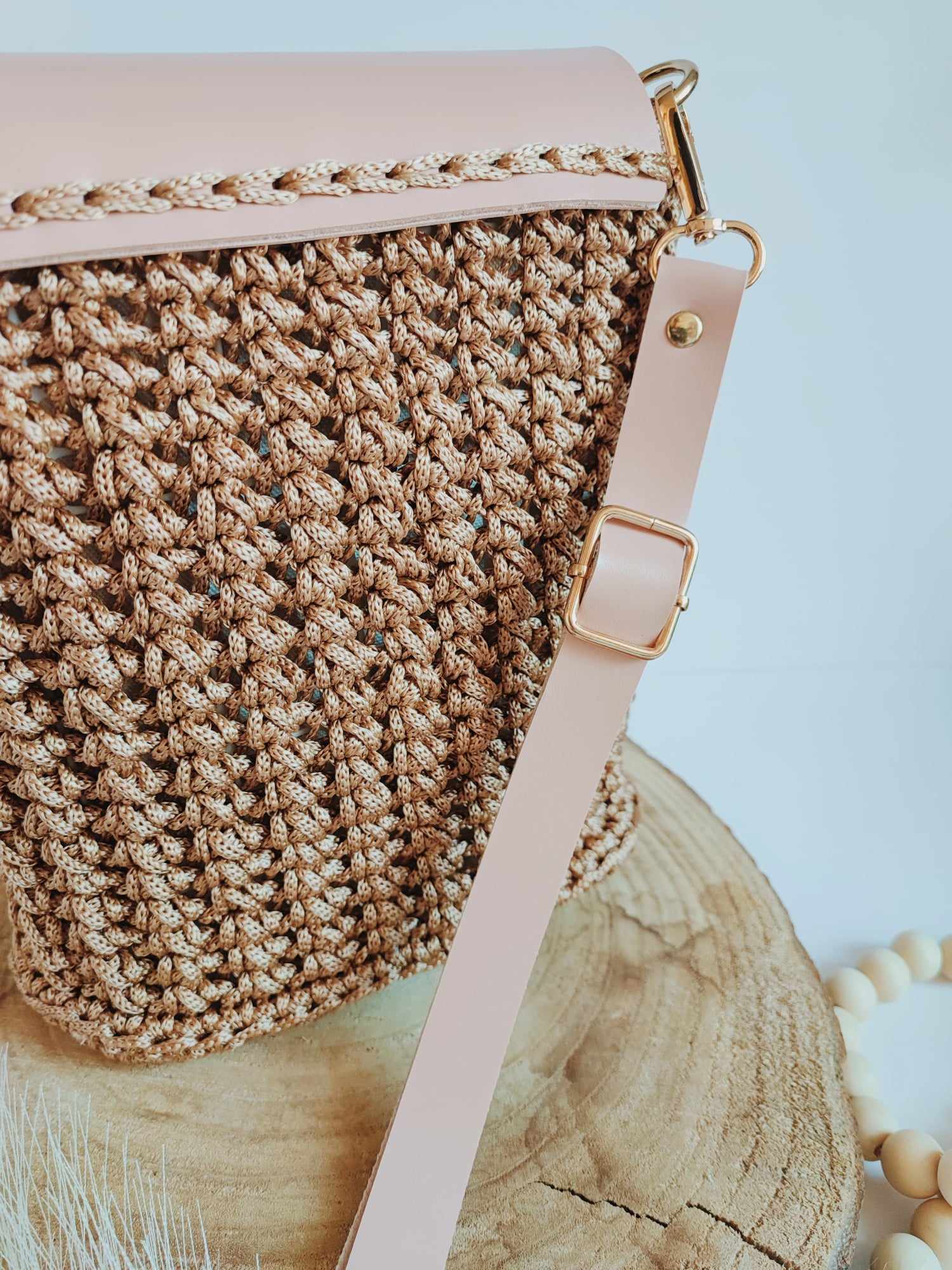 Sac Lina – Sac bandoulière en crochet camel et cuir vegan rose poudré – Fait main