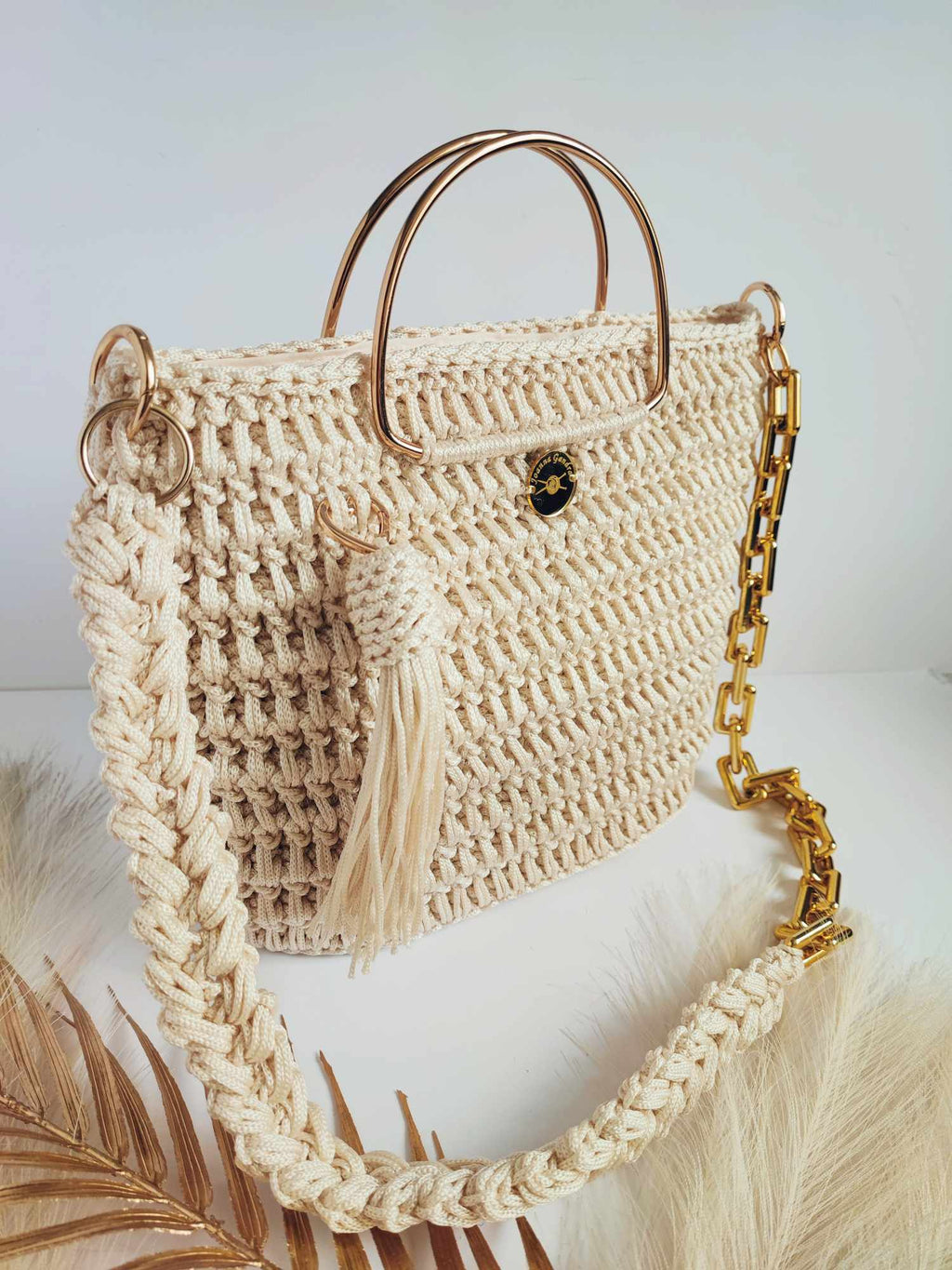 Sac Valentina – Élégance moderne en crochet beige clair avec anses dorées