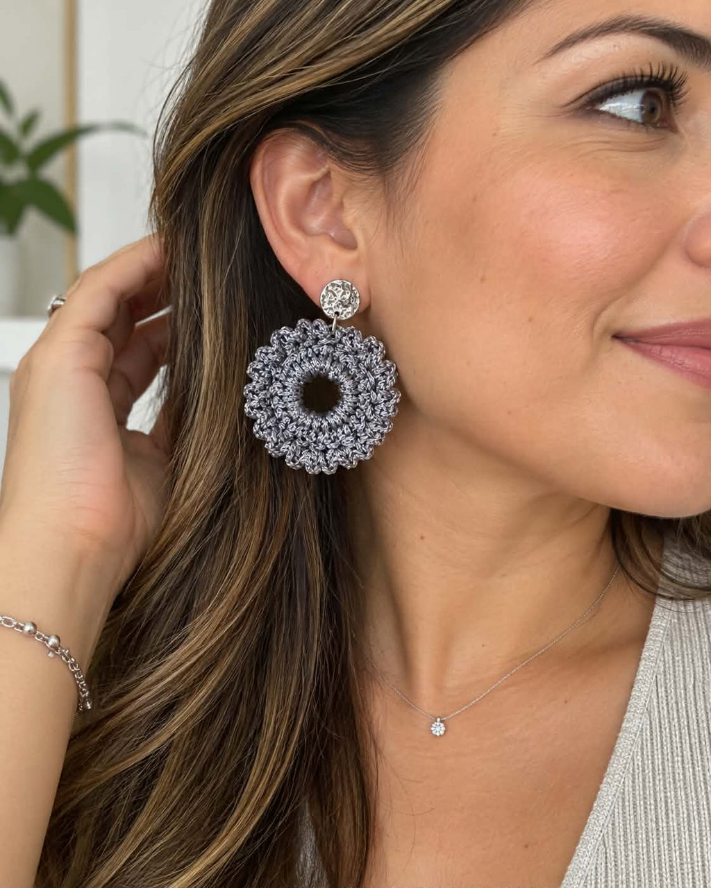 Boucles d’oreilles en crochet Aura – Argenté, fait main