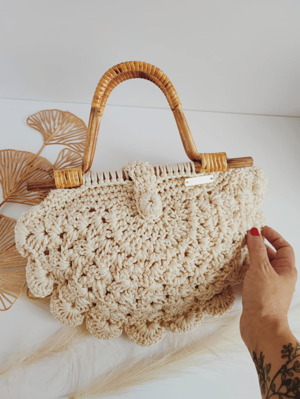 Sac Dalia – Élégance bohème en crochet beige avec anses en bambou naturel