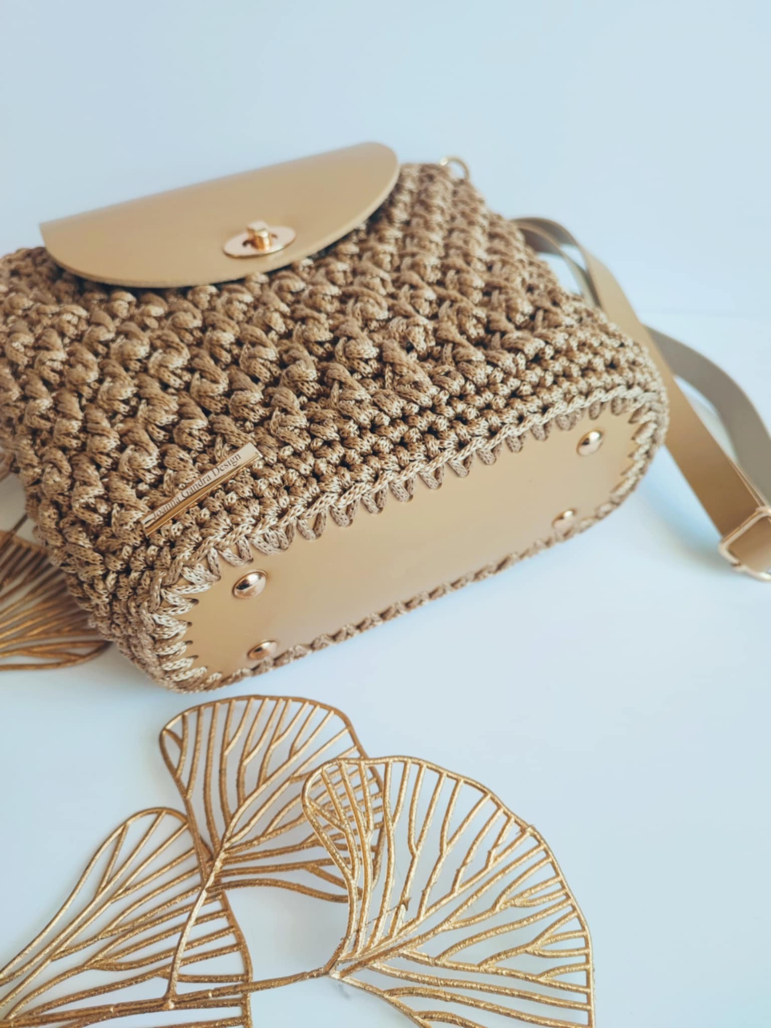 Sac Nina – Sac bandoulière en crochet beige doré avec cuir vegan et finitions dorées – Fait main