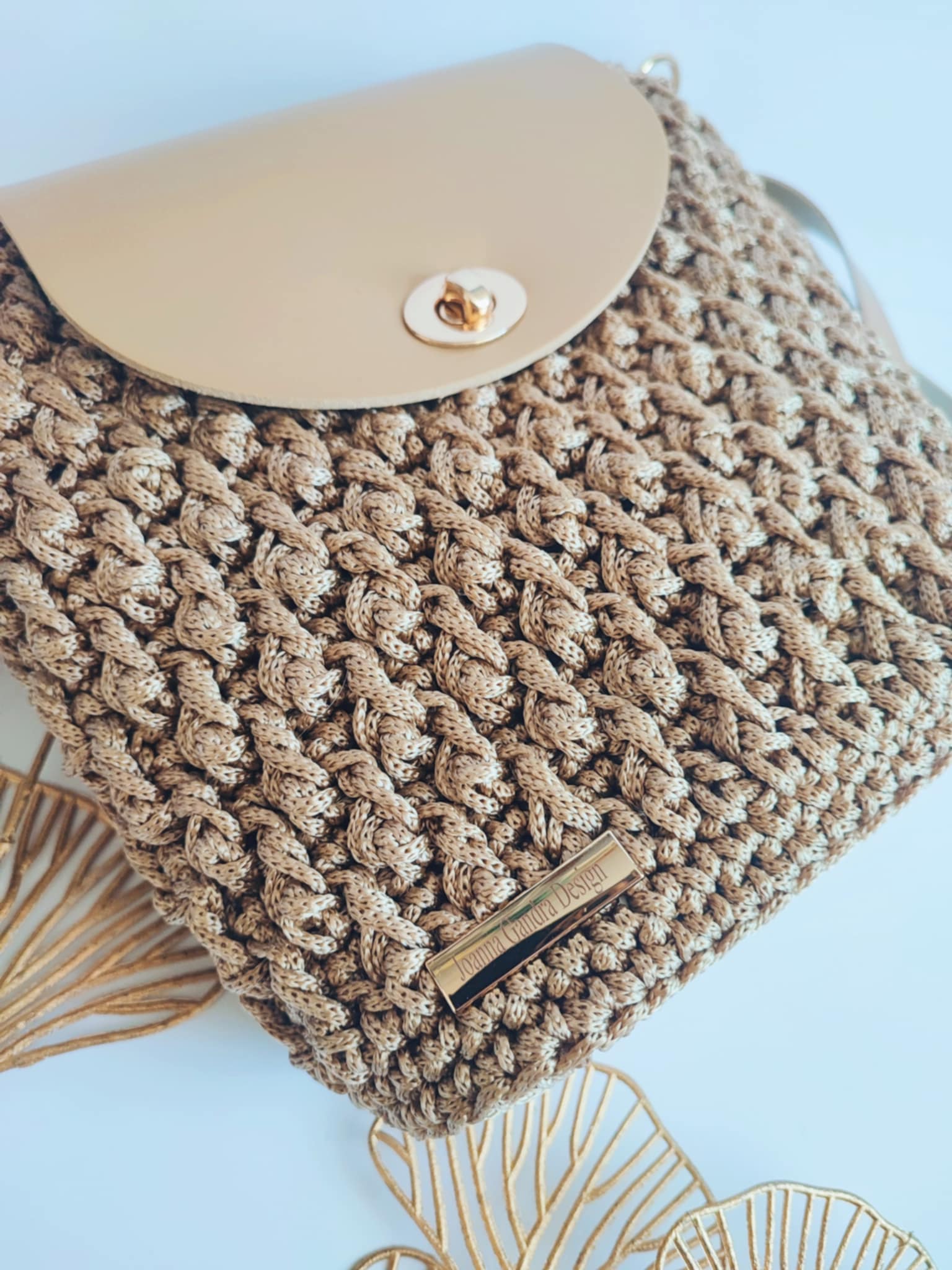 Sac Nina – Sac bandoulière en crochet beige doré avec cuir vegan et finitions dorées – Fait main