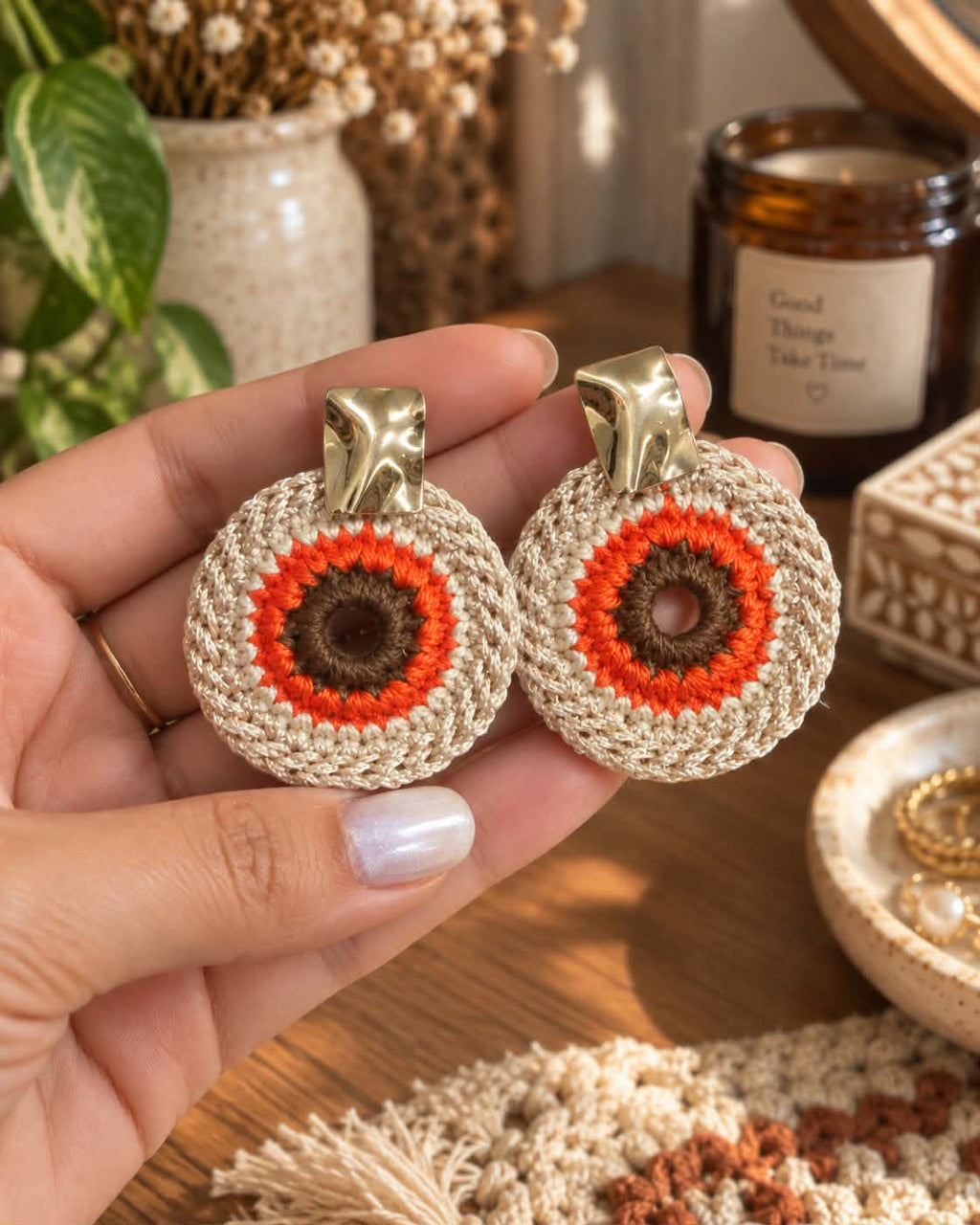 Boucles d’oreilles en crochet Nara – Marron, orange & doré, fait main