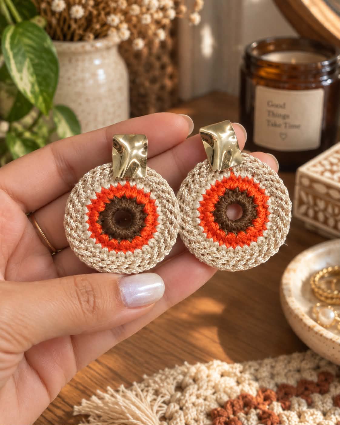 Boucles d’oreilles en crochet Nara – Marron, orange & doré, fait main