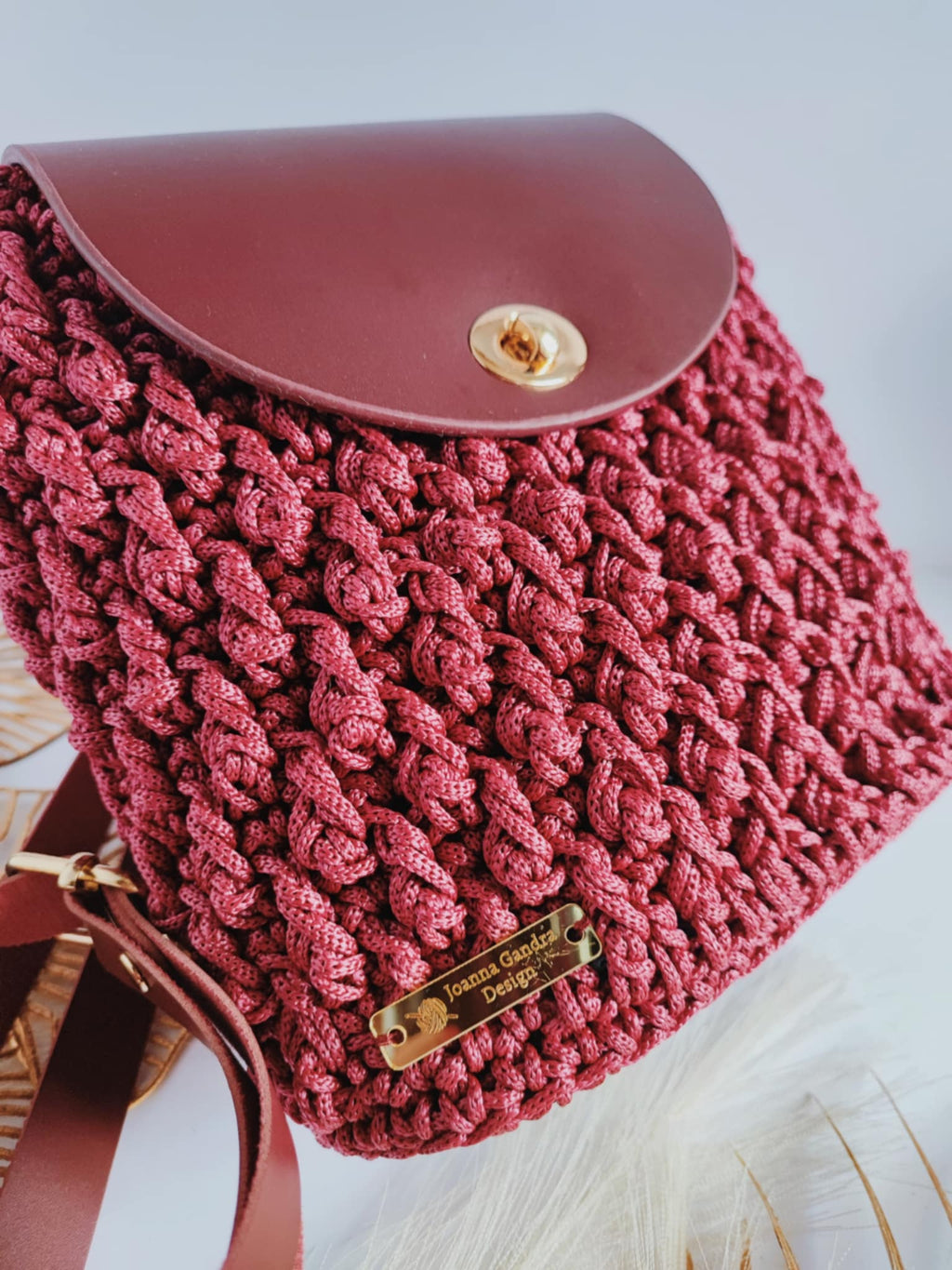 Sac Nina – Sac bandoulière en crochet bordeaux avec cuir et détails dorés – Fait main