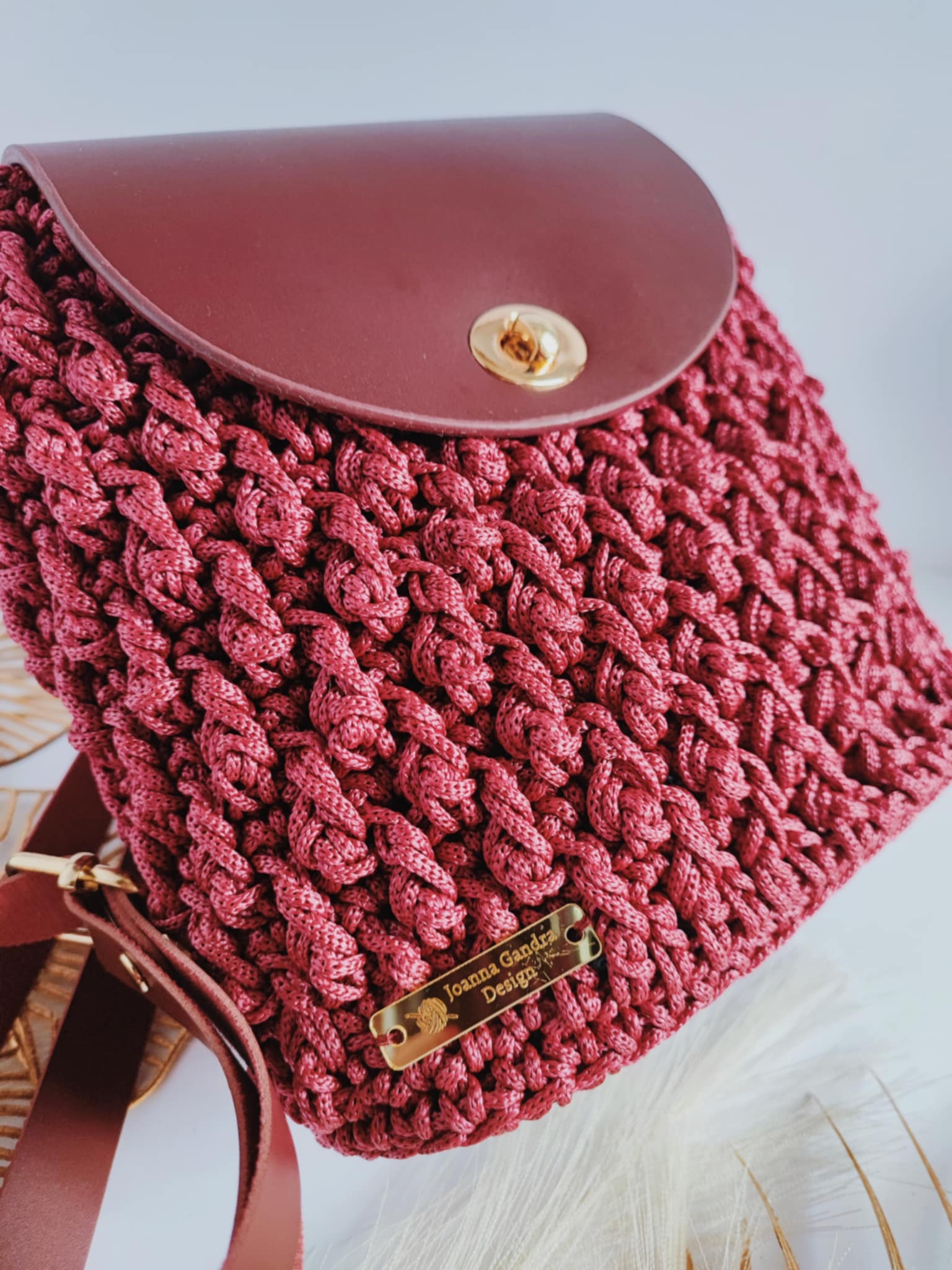 Sac Nina – Sac bandoulière en crochet bordeaux avec cuir et détails dorés – Fait main