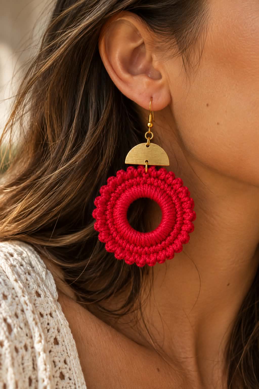 Boucles d’oreilles Dara – Crochet rouge cerise & doré, fait main