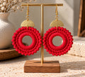 Boucles d’oreilles Dara – Crochet rouge cerise & doré, fait main