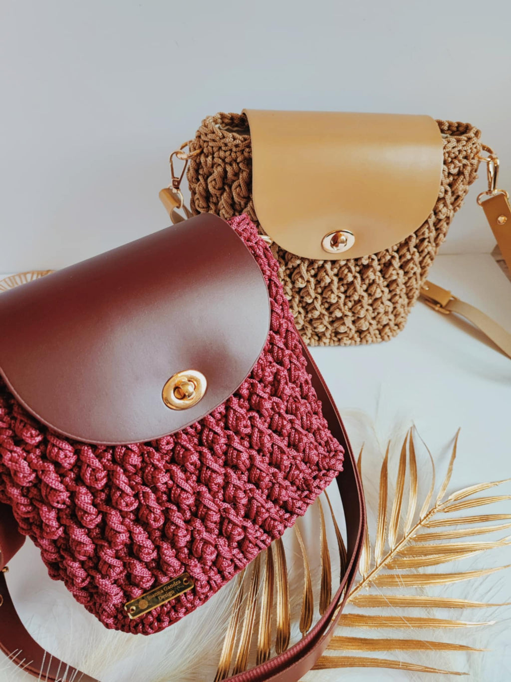 Sac Nina – Sac bandoulière en crochet bordeaux avec cuir et détails dorés – Fait main
