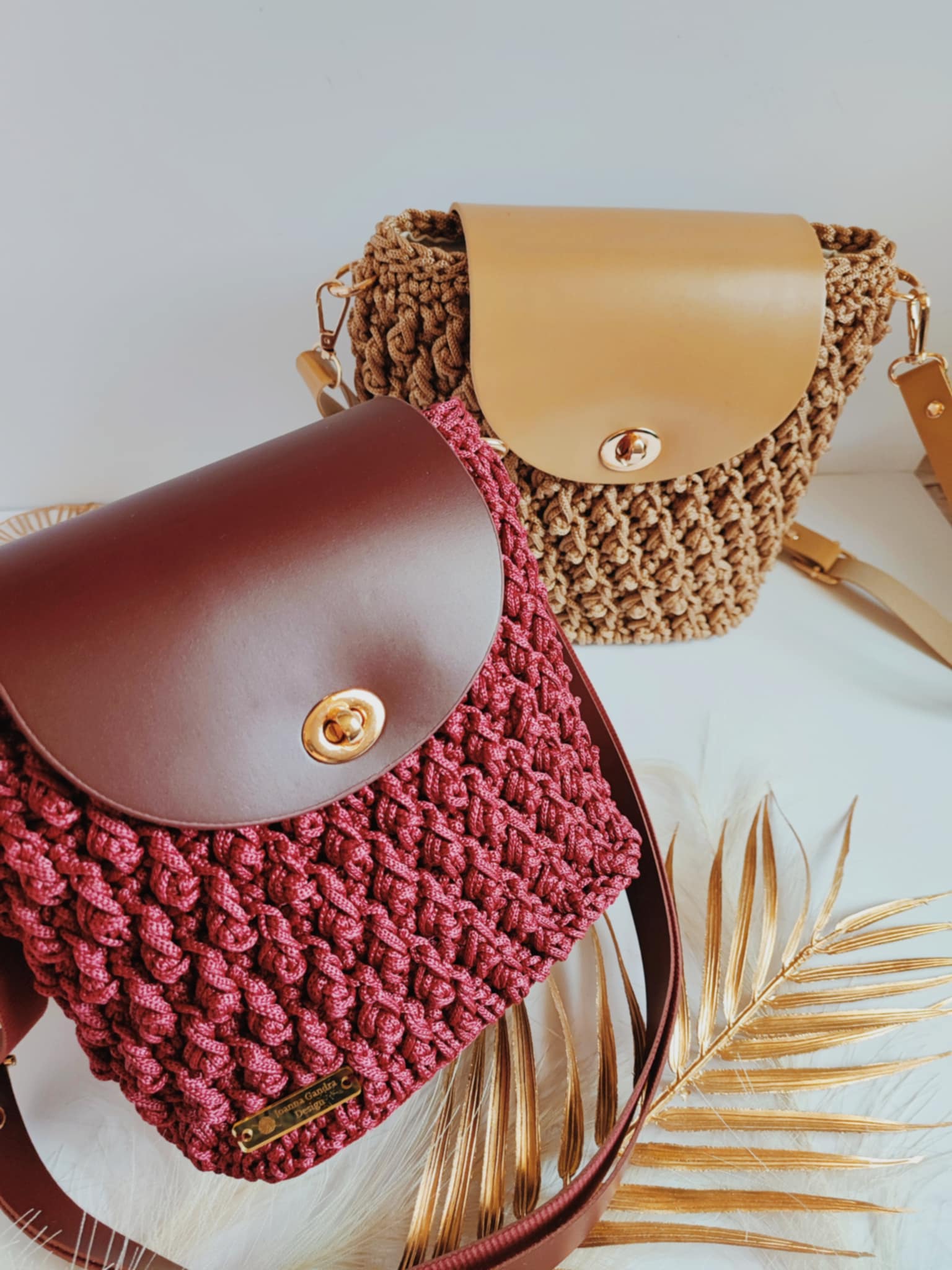 Sac Nina – Sac bandoulière en crochet bordeaux avec cuir et détails dorés – Fait main